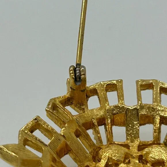 Vintage Gold-Tone Brooch & Clip-on Earrings Set With Faux Pearls Statement - Picture 9 of 16